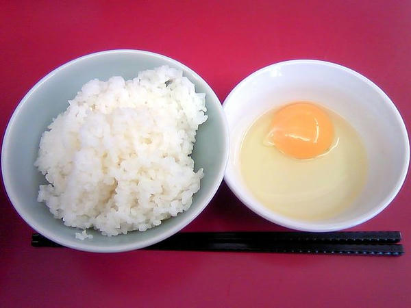 山岡家やみつき！豚玉ラーメン肉ダブル半ライスセット 1,080円 の半ライスと生卵