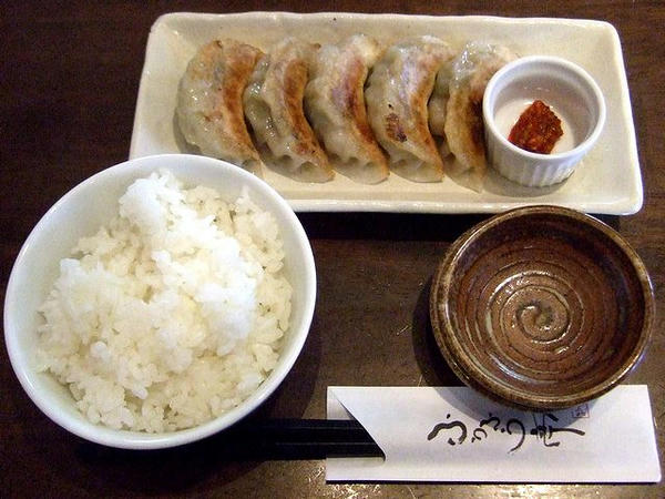 一口餃子焼き ※150円（※3月20日～4月10日まで） と 小ライス 52円