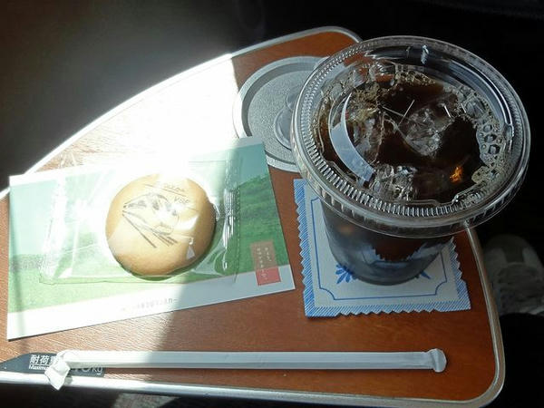 車内販売で購入したアイスコーヒー