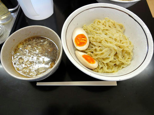 平打ちつけ麺煮玉子入り 820円