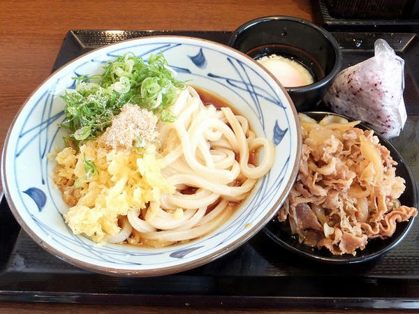 肉盛ぶっかけ（大） 690円 ＋ 温泉たまご 60円 ＋ 梅しそおむすび 110円