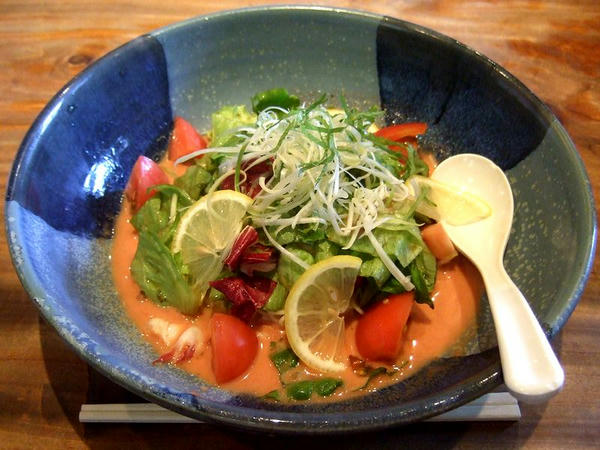 サラダ仕立てのトマトスープ麺 892円