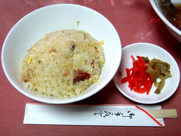 ラーメン定食 840円 の半チャーハンと紅ショウガ・ザーサイ
