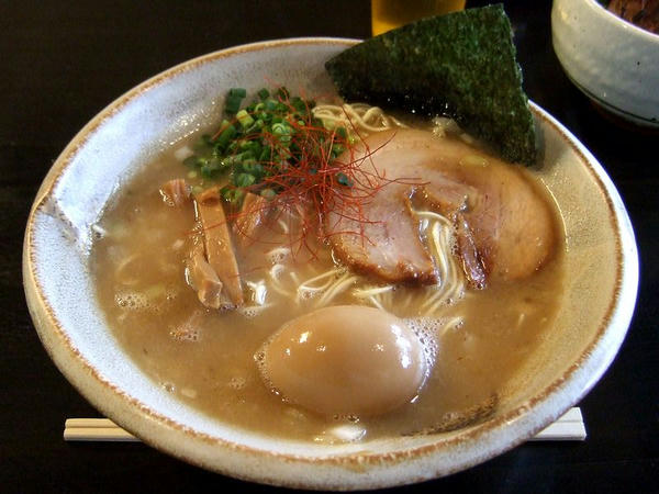 豚そば（細麺） 750円 ＋ 味玉 100円