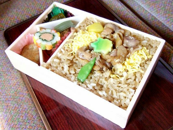 鶏めし弁当 850円