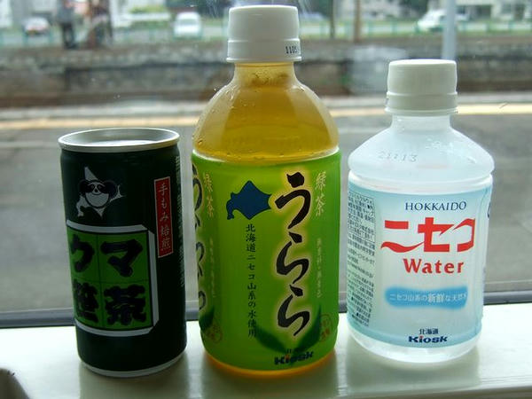 クマ笹茶 120円 と 緑茶うらら 110円 と HOKKAIDOニセコWater 100円