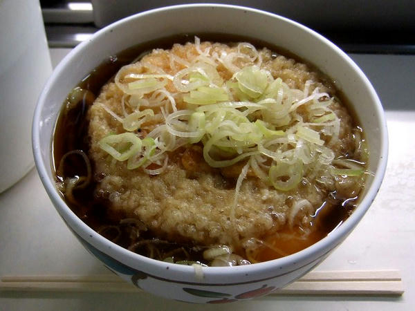 天玉そば 450円 ＋ （写真には写っていないけど）いなり寿し 60円×2個