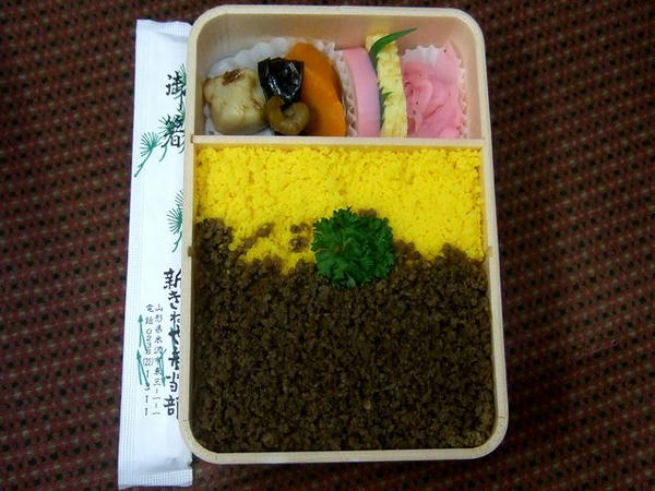 牛そぼろ弁当 900円