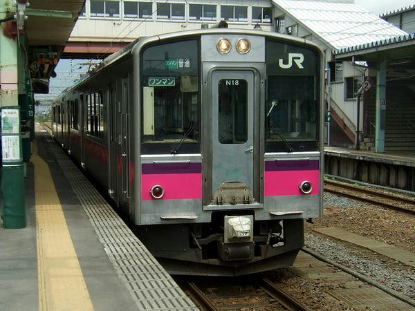 横手駅に入線するJR奥羽本線の普通列車
