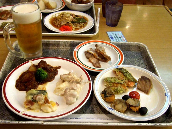 夕食バイキング 1,800円 と 生ビール 400円（夏休み特別価格・通常は500円）