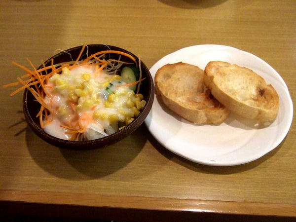 バイキングの料理（サラダ～ドレッシングかけ過ぎとバゲット）