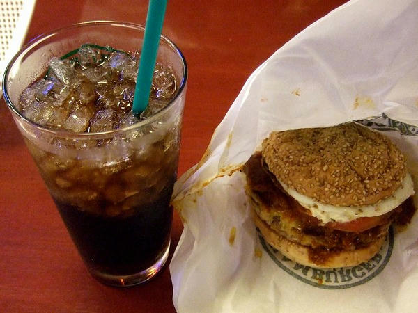 ラッキーエッグバーガー 380円 と コーラ（M） 180円