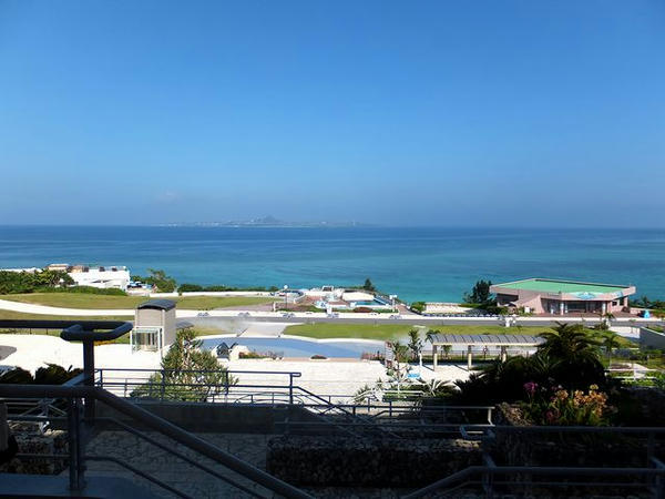 入口付近から見た伊江島
