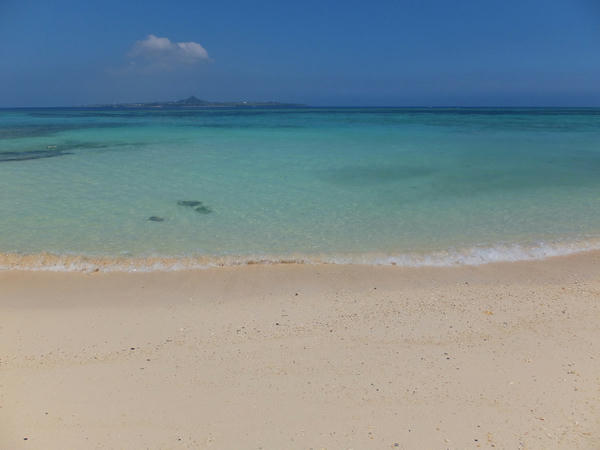 浜辺から見た伊江島