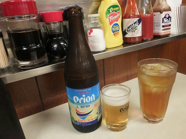 オリオンビール（中ビン） 450円 と ウーロン茶 250円