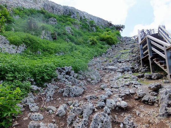 階段の途中から撮ったグスクのある小山の様子