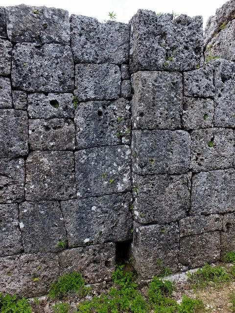 門跡の加工された石