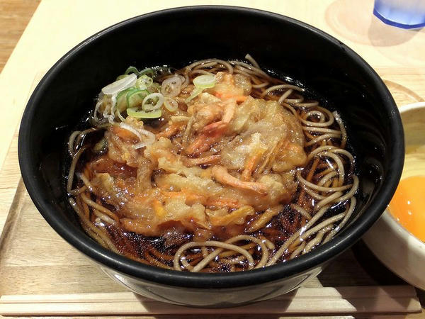 かき揚げそば 700円 ＋ 生玉子 50円