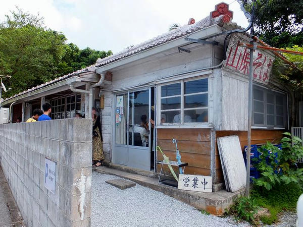 昼食をいただいた沖縄そば店