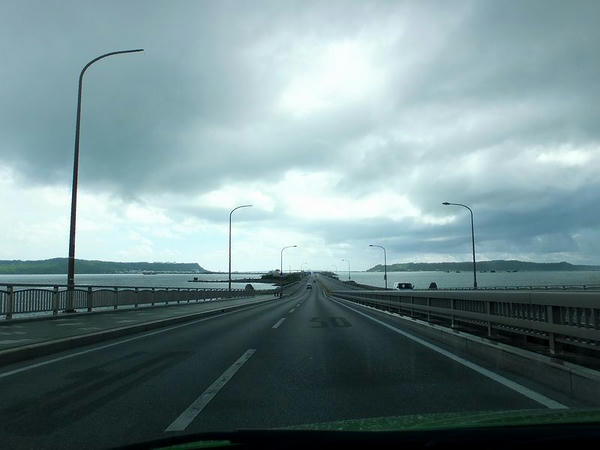 海中道路を行く