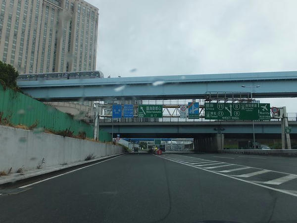 首都高速臨海副都心出口とゆりかもめ
