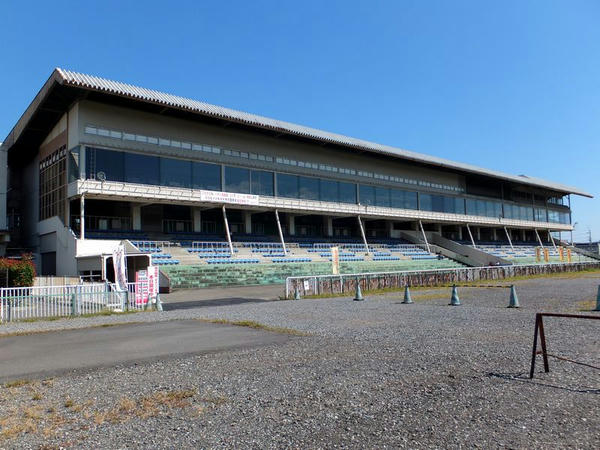 コース方向から見たスタンド
