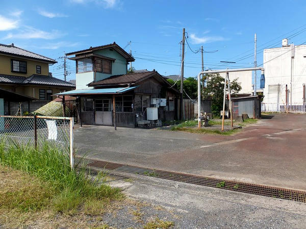 木造の建物と散水車に給水する装置