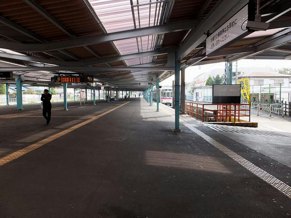 府中競馬正門前駅構内