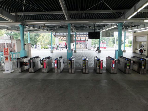 府中競馬正門前駅改札口付近