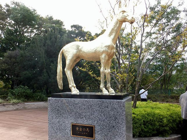 黄金の馬（アハルテケ）像