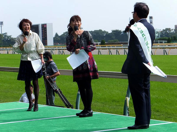 トークショー中の目黒さん、荘司さん、矢野アナ
