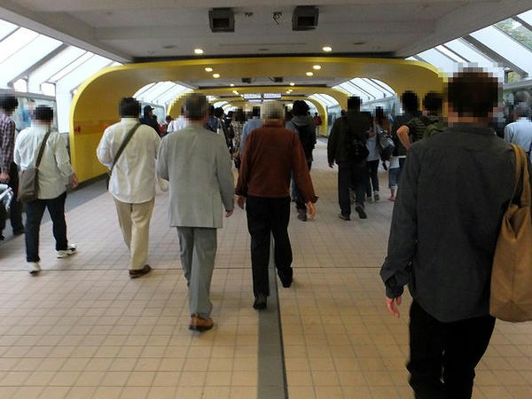 府中本町駅と続く専用歩道橋