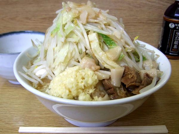 ラーメン豚入り（ニンニクアブラ） 800円 ＋ うずら（5コ） 100円 ＋ 生玉子 50円