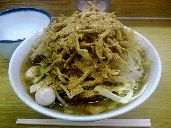 ラーメン豚入り（ニンニク少し） 800円 ＋ カツオくん 150円 ＋ うずら（5コ） 100円 ＋ 生たまご 50円（ケータイで撮影）