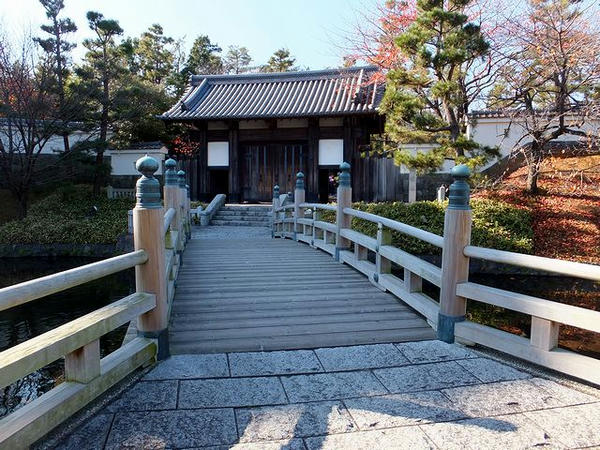 水堀に掛かる橋と復興門