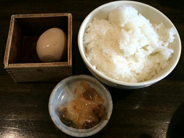 煮玉子 100円  と 半ライス 100円
