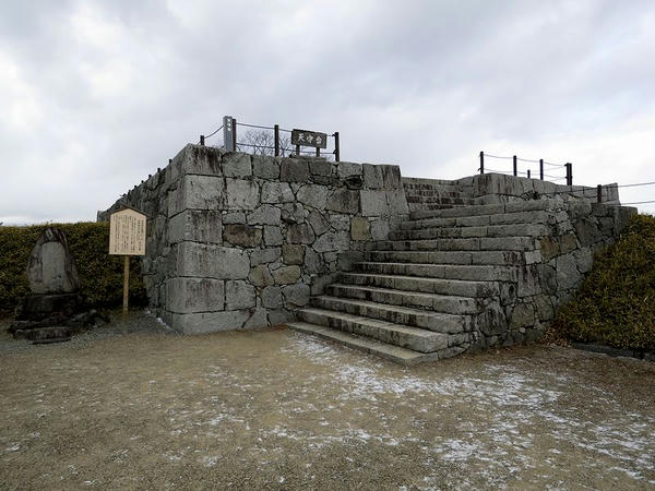 天守台と丹羽和左衛門・安部井又之丞自刃の碑