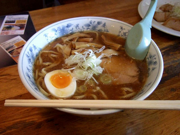 中トロちゃーしゅーめん 1180円 のラーメン