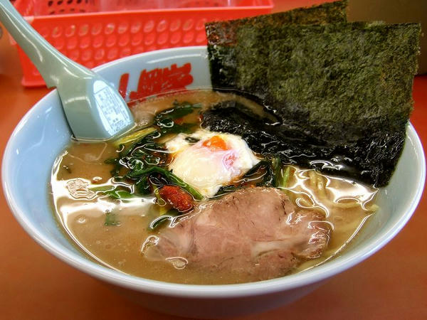 ピリ辛！ニラ玉スタミナラーメン（味普通・麺普通・脂普通）  780円 ※写真は海苔をどかしたところ