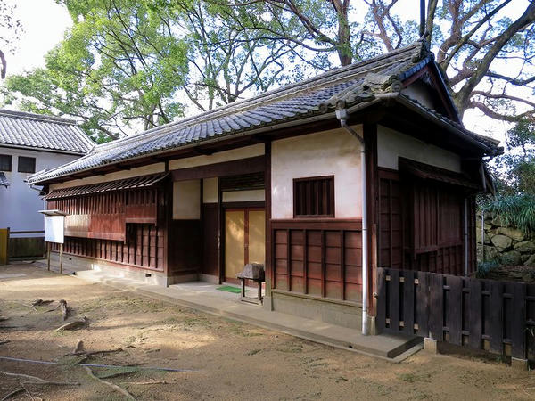 穂積陳重・八束兄弟生家長屋門