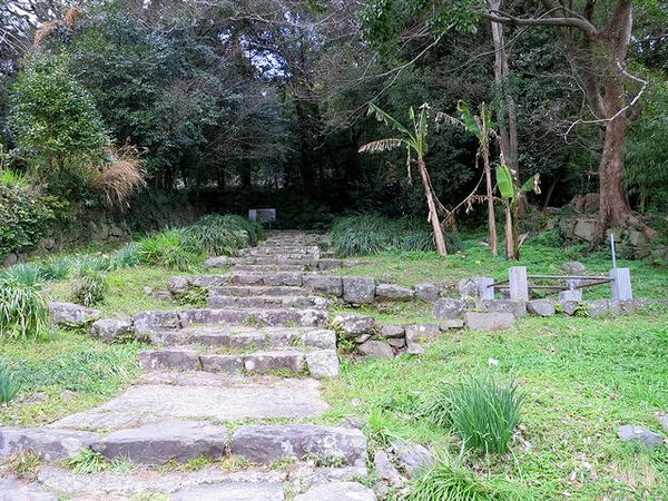 上り立ち門からの登城口付近