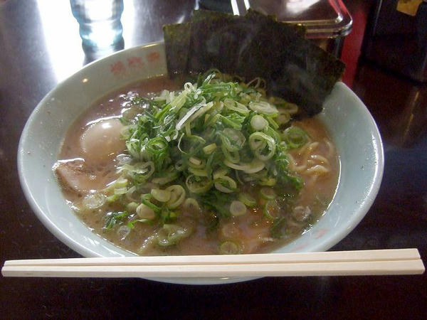 ラーメン（麺の固さ・油の量・味の濃淡全て普通） 650円 ＋ 中盛 100円 ＋ 煮玉子 100円 ＋ 九条ネギ 100円