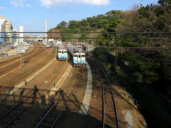跨線橋から見たJR徳島駅方面