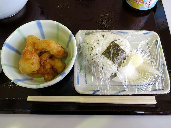 とり皮の天ぷら 124円 と しらすと大葉の藻塩おにぎり 124円