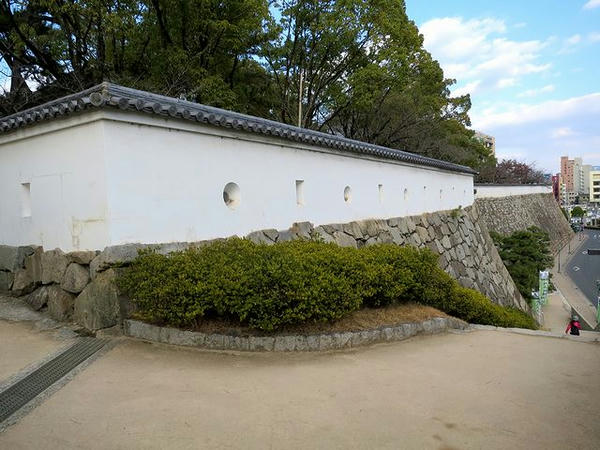 本丸南側の石垣と白塀