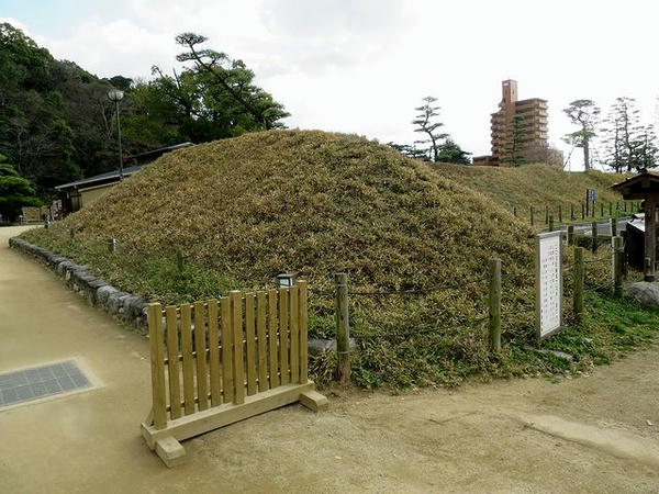 西口付近の土塁
