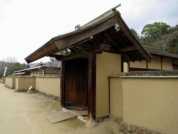 土塀と門