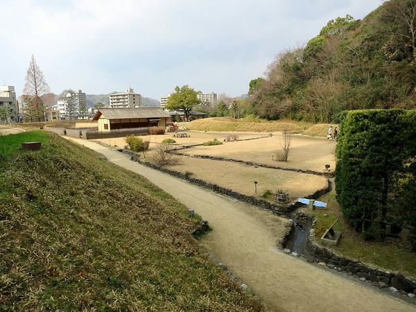 外堀の土塁から見た立体復元区域