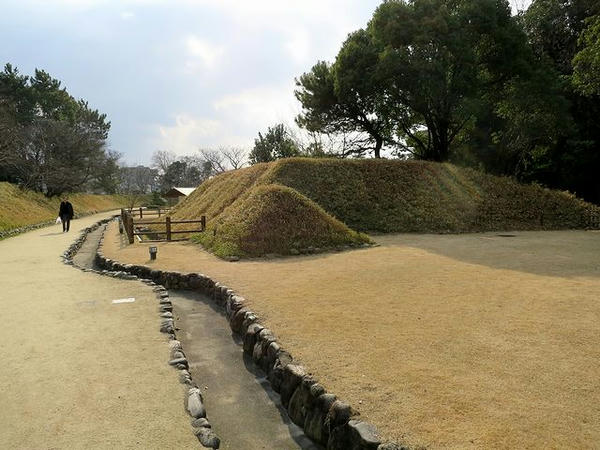 遮蔽土塁（東口側から）