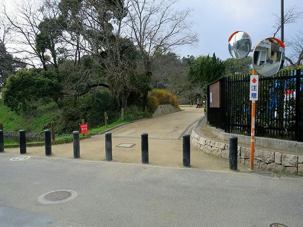 東口
